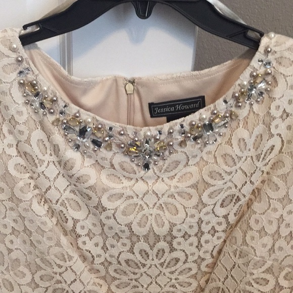 Short cream lace dress with beaded neckline - Picture 4 of 5